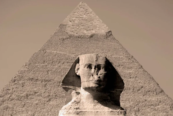 カイロEgypt リクライニングスフィンクスのギザ像の大スフィンクス ライオンの体とギザの人間と大ピラミッドやフフやチープスのピラミッドの頭を持つ神話の生き物 — ストック写真