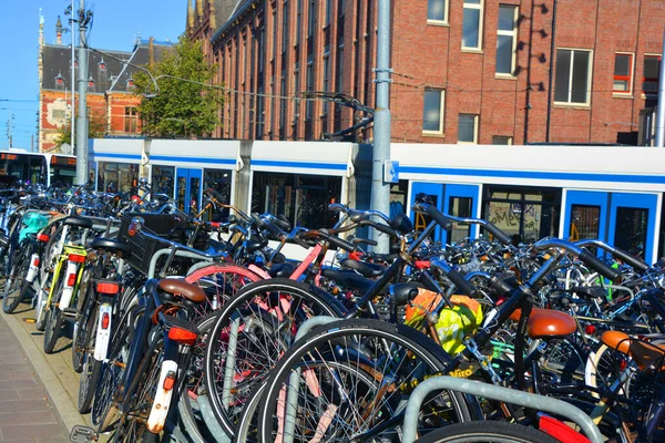アムステルダムオランダ10 2015 運河の自転車駐車場 アムステルダムは 110万人以上の都市部の人口を持つ世界で最も自転車に優しい首都です — ストック写真