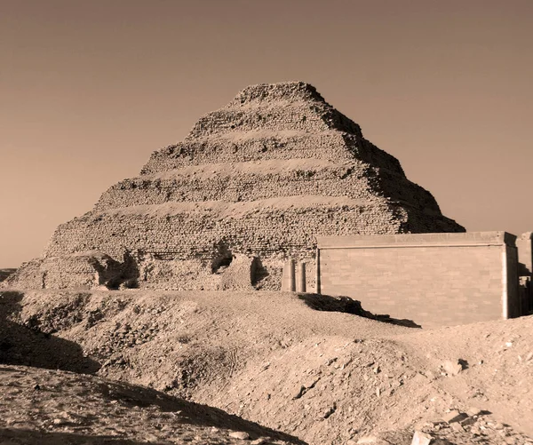 Saqqara Egypt 2010 Starożytna Piramida Stepowa Sakkara Egipt Liczba Turystów — Zdjęcie stockowe