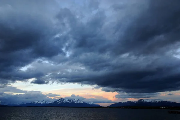 プエルトナタレス Puerto Natales チリのパタゴニアの都市 プエルトナタレスは ナタレスのコミューン スペイン語 Comuna とLtimaエスペランサ州の両方の首都です — ストック写真