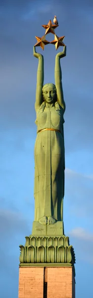 Рига Лавтия Сентября 2015 Высокий Памятник Бривибасу Миннеклису Латвийский Мемориал — стоковое фото