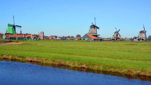 ザーンセ スカンスの風車オランダ 2015 ザーンセスカンス ザーンスタット オランダでの自治体のザーンダムの近所です それは保存状態の良い歴史的な風車のコレクション — ストック写真