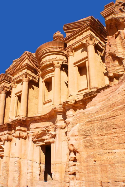 Petra Jordan 2008 Deir Deir Monastery 是一座用岩石雕刻而成的巨大建筑 位于约旦古城佩特拉 是纳巴蒂古典风格的一个例子 — 图库照片
