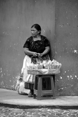 CHICHICASTENANGO GUSTEMALA 29 Nisan 2016: Chichicastenango Market 'te yemek pişiren kadın. Bu yerel pazar Orta Amerika 'nın en renkli pazarıdır.