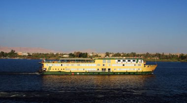 kargo gemisi Mısır limanında