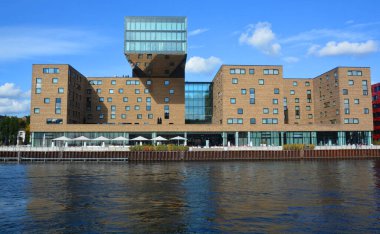 BERLIN GERMANY 09 23 17: Bu eski ve modern mimarinin Berlin, Almanya 'da Spree' nin nehir kıyısındaki tarihi eser (eski makine salonu) üzerindeki kombinasyonu.