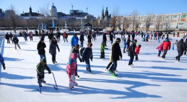 MONTREAL CANADA 25 Şubat 2012: Eski liman buz halkası yapay buz yüzeyi, tarihi Old-Montreal ve nehir manzarası