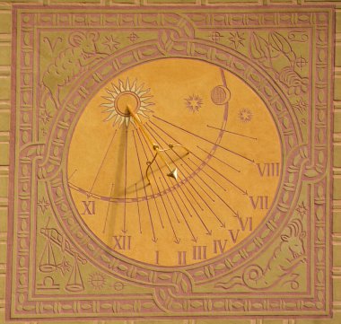 Warsaw POLAND 09: 12: 17: Icarus güneş saati Varşova 'daki bir kilisede. Güneş saati, Güneş 'in gökyüzündeki görünür konumundan günün saatini gösteren bir aygıttır..