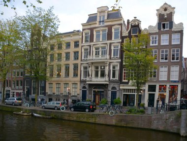 Amsterdam Hollanda 03 Ekim 2015: Tipik kanal evleri. Kanal evleri genellikle bir bodrum ve çatı ve tavan nerede ticaret malları saklanan olabilir vardı