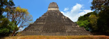 TIKAL, GUATEMALA MAYIS 03 2016: Guatemala Tikal Ulusal Parkı 'ndaki Kolomb öncesi Maya uygarlığının arkeolojik alanı 1979' dan beri UNESCO Dünya Mirası Alanı 'dır.