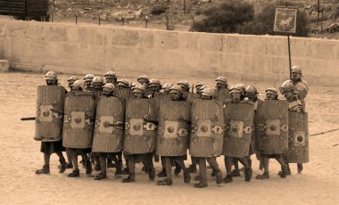 JERASH JORDAN 125 2008: Ürdünlü erkekler Roma ordusunun yeniden canlandırması sırasında Romalı savaşçı askerler ve gladyatörler gibi giyindiler 