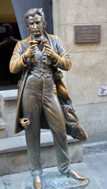 LVIV UKRAINE 09 09 09 17: Leopold Ritter von Sacher-Masoch 'un heykeli Avusturyalı yazar ve gazeteciydi, mazoşizm terimi onun adından türemiştir.