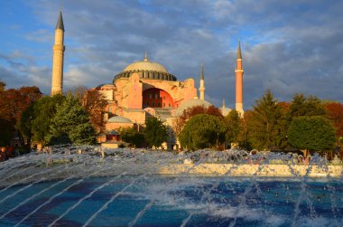 ISTANBUL TURKEY 09: 30, 2013: Ayasofya I. Justinian altında inşa edilen bir Katolik Kilisesi idi ve Doğu Katolik katedrali ve Yunan Ortodoks Hıristiyan ataerkil katedrali oldu.
