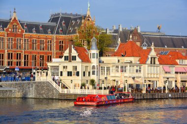 AMSTERDAM NETHERLANDS 10. 03 2015: Canal Cruise Museum tur binası bar ve restoran.