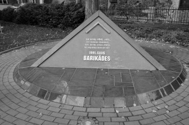 RIGA LATVIA 09 20 2015: Barikades (Türkçe: Barikatlar) Anıt, 20 Ocak 1991 'de Letonya ve Sovyetler Birliği' ne bağlı güçler arasındaki çatışmalarda ölenler için bir anıttır..