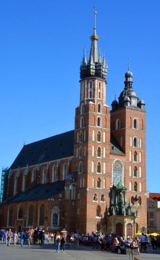 KRACOW POLAND 09: 19 17: Cennete Azize Mary Kilisesi olarak da bilinen, Polonya 'nın Krakow kentindeki Ana Pazar Meydanı' nın bitişiğindeki bir tuğla gotik kilisesidir..