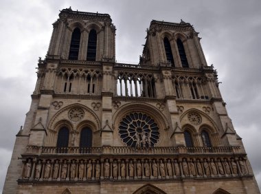 PARIS, FRANCE 10-15 13: Katolik katedrali Notre-Dame de Paris 'in mimari detayları. Fransız Gotik Mimarisi 'nde yapılmış Notre-Dame' ın dış görünüşü Son Hüküm Portalı 'nın detaylarını gösteriyor..
