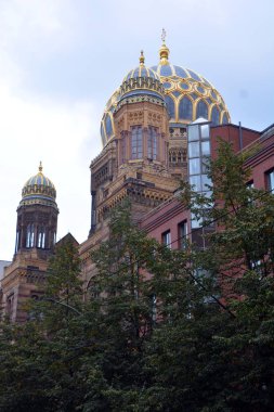 BERLİN GERMANY 09 23 2017: Neue Sinagoge (Yeni Sinagog), Berlin Yahudi cemaatinin ana sinagogu. Fas tarzı ve Alhambra 'ya olan benzerliğinden dolayı.