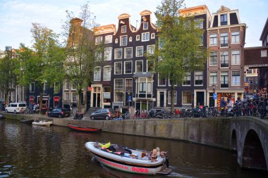 Amsterdam Hollanda 03 Ekim 2015: Tipik kanal evleri. Kanal evleri genellikle bir bodrum ve çatı ve tavan nerede ticaret malları saklanan olabilir vardı