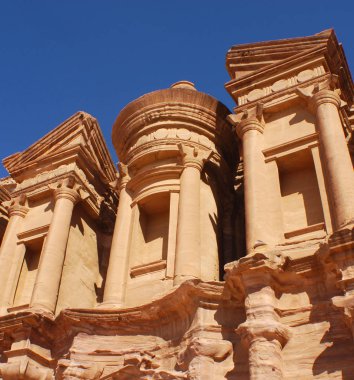 PETRA JORDAN 129: Ad Deir veya El Deir, Ürdün 'ün eski Petra kentinde kayadan oyulmuş anıtsal bir binadır. Nabatean Klasik Biçiminin bir örneği. 