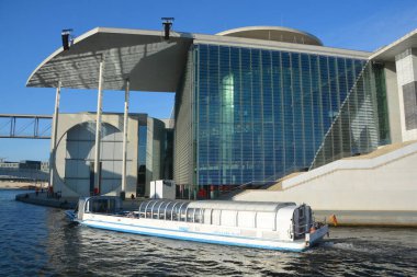 BERLİN-GERMANY 09 23: Maire Elizabeth Lunder binası Berlin 'in eski doğu yakasında, mimar Stephan Braunfels tarafından parlamento kütüphanesi olarak tasarlanan Paul Loebe Haus' un karşısında yer almaktadır.