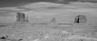 Monument Valley, Colorado Platosu 'nun bir bölgesidir ve vadi zemininin üzerinde devasa kum taşı poposu kümesidir. Arizona-Utah eyalet sınırında yer almaktadır.