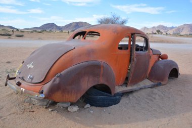 Solitaire, Namibya Sept, 29: Namibya, Namibya 'daki Solitaire Çölü' nde terk edilmiş bir araba. Eylül, 29, 2014. Solitaire, Namib-Naukluft Milli Parkı yakınlarında küçük bir yerleşimci. 