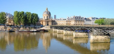 PARIS, FRANCE - 26 Mayıs 2012: Front Seine River Dome of Institut de France, Fransız Enstitü 'sü beş akademiyi gruplandıran ve en ünlüsü Fransız Akademisi olan.