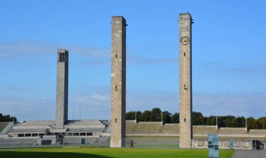 BERLIN-GERMANY 09: 23: Berlin Olympia Stadyumu 'nun çan kuleleri aslında 1936 Yaz Olimpiyatları için Reichssportfeld' in güney kesiminde inşa edilmiştir. 