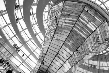 BERLİN GERMANY 09: 23: Potsdamer Platz, Potsdam Meydanı, Berlin 'in merkezinde, Brandenburg Kapısı ve Reichstag' ın güneyinde önemli bir kavşak.