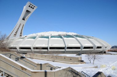 Montreal, Kanada - 26 Şubat 2012 'de Montreal Olimpiyat Stadyumu ve kulesi. Dünyanın en yüksek eğimli kulesi. Olimpiyat turu 175 metre uzunluğunda ve 45 derecelik açıyla yapılıyor. 