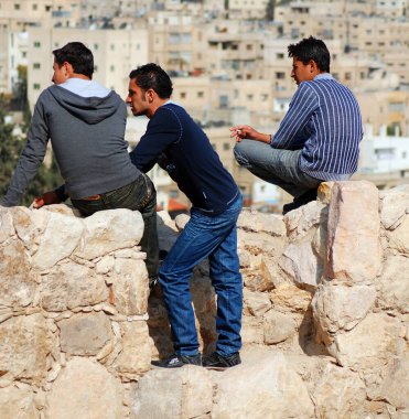 AMMAN JORDAN 127 27 2008: Ürdün 'ün genç erkekleri, Ürdün kültürü önemli Batı etkisine sahip Arap ve İslami unsurlara dayanmaktadır. 