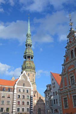 RIGA LATVIA 17 09 2015: St. Peter Kilisesi Letonya 'nın başkenti Riga' da bulunan bir Lüterci kilisesidir. Letonya 'nın Evanjelik Luteryan Kilisesi' nin bir kilisesidir.. 