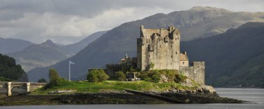 Eilean Donan Kalesi, İskoçya 'nın batısındaki Loch Duich Gölü' nde küçük bir adadır. Bir yaya köprüsü ile anakaraya bağlıdır ve Dornie köyünden yaklaşık 800 metre uzaktadır..