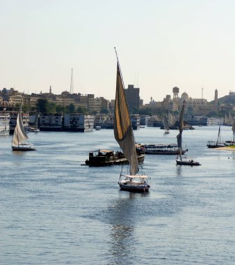 ASWAN EGYPT 11 25 08: Felucca Aswan, Mısır yakınlarındaki Nil nehri üzerinde yelken açıyor. Bugün görülen Feluccalar MÖ 3350 yılında icat edildi.