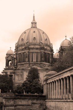 BERLİN GERMANY 15 Mayıs 2010: Berlin Katedrali (Almanca: Berliner Dom), Evanjelik Yüksek Kilise ve Kolej Kilisesi 'nin kısaltması. Mitte ilçesindeki Museum Island 'da yer almaktadır.