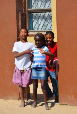 SWAKOPMUND, NAMIBIA OKTOBER 09, 2014: Swakopmund 'un Mondesa kenar mahallesindeki kimliği belirsiz sokak şarkıcıları. Namibya 'da evlerin yaklaşık yüzde 27,6' sı yoksul olarak sınıflandırılıyor.