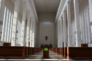 KAUNAS LITHUANIA 09 18 2015: İsa 'nın Dirilişi Kilisesi, Litvanya' nın Kaunas kentindeki anıtsal bir Roma Katolik kilisesidir. Kilise 2004 'te kutsandı ve 2005' te nihayet tamamlandı..