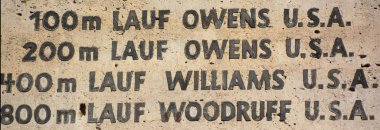 BERLİN-GERMANY 23 Mayıs: 1936 Berlin Olimpiyat Oyunları altın madalya kazananların listesi Jesse Owens, Almanya 'nın başkenti Berlin' deki Olimpiyat Stadyumu 'nun adı