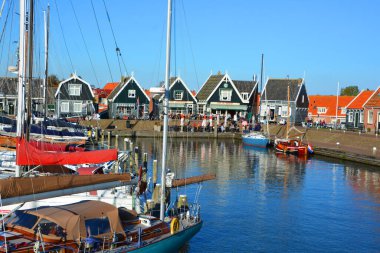 MARKEN NETHERLANDS 10 01: 15: Harbor Marken Markermeer 'de eski bir adadır. Bu yarımada, uzun bir geçit ya da güvenilir bir feribot filosu aracılığıyla ulaşılabilen popüler bir deniz kenarı kaçışı olmaya devam ediyor..  