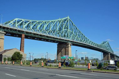 MONTREAL CANADA 09: 17 2016: Jacques Cartier Köprüsü Montreal, Quebec, Kanada 'da Saint Lawrence Nehri' nden Longueuil 'e geçen çelik kiriş kantilever köprüdür.
