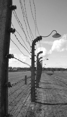 AUSCHWitz BIRKENAU POLAND 09 17: Auschwitz toplama kampı çitleri, Polonya 'da Üçüncü Reich tarafından kurulan ve yönetilen bir Alman Nazi toplama kampı ve imha kampı ağı idi..