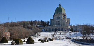 MONTREAL CANADA 02 07 2019: Mount Royal Aziz Joseph Oratory, Roma Katolik küçük bazilikası ve ulusal tapınağıdır. Kanada 'nın en büyük kilisesi ve dünyanın en büyük üçüncü kilise binasıdır..