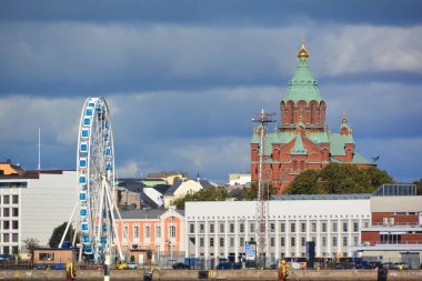 Helsinki, Finlandiya 25 Eylül 2015: Pazar Meydanı (Kauppatori) Helsinki 'nin merkez meydanı ve arka plandaki en ünlü pazar ve turistik merkezlerden biridir.