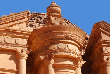 Kaya anlamına gelen Petra, Ürdün 'ün Ma' an eyaletinde yer alan tarihi ve arkeolojik bir şehirdir..