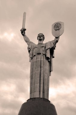 KIEV UKRAINE 09 04 17: Anavatan Anıtı anıtsal bir heykel. Heykel İkinci Dünya Savaşı 'nda Ukrayna Tarihi Müzesi' nin bir parçasıdır. Paslanmaz çelik heykel 62 metre (203 feet))