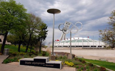 Montreal Kanada 04: 12: 19. Montreal Olimpiyat Stadyumu ve kulesi. Dünyanın en yüksek eğimli kulesi. Olimpiyat turu 175 metre uzunluğunda ve 45 derecelik açıyla yapılıyor.