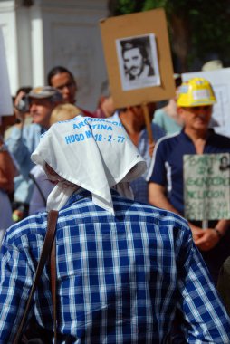 BUENOS AIRES, ARGENTINA 11 17 2011: Plaza de Mayo Anneleri (Asociacion Madres de Plaza de Mayo), Arjantinli annelerin çocukları terörizm sırasında 