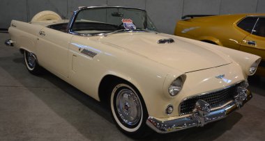 SAINT HYACINTHE CANADA 08 03 03: 17: Ford Thunderbird, Ford tarafından 1955-1957 yılları arasında üretilen, 1938 yılından bu yana üretilen ilk 2 koltuklu Ford 'dur..