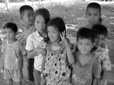 Sadece Phnom Phen, Kamboçya 'da 23 Mart 2013' te poz veren kimliği belirsiz sokak çocukları. 10,000 ila 20.000 arasında çocuk sokakta yaşıyor ve çalışıyor.